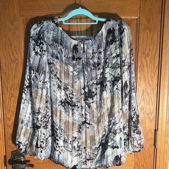 Sheer floral fabric over a solid bodice - Picture 2 of 5